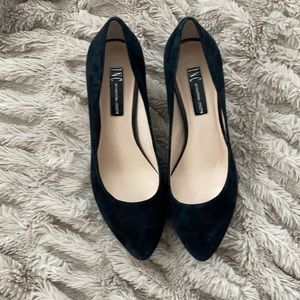 Women’s black suede pump